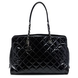 Sac Tote Chanel CC en cuir verni matelassé noir avec breloque