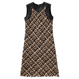 Vestido de malha bouclé de lã estruturado Louis Vuitton com detalhes em couro