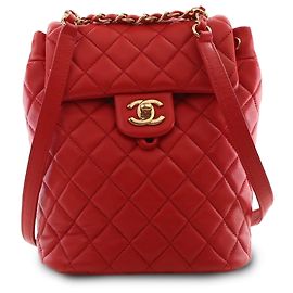 Mochila Chanel Urban Spirit Pequena em Pele de Cordeiro Vermelha