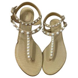 Chanel flache Sandalen mit Perlenverzierung