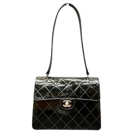 CHANEL Schultertasche aus Lackleder