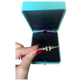 Tiffany & Co. Bracciale rigido con dettaglio T in oro giallo e diamanti