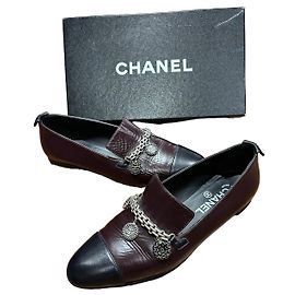 Mocassini bicolore Chanel con dettaglio catena