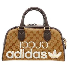 Una linea di collaborazione che unisce l'eredità di Gucci alla sensibilità sportiva di Adidas, dove l'iconico Trefoil e la stampa del logo aggiunti a un materiale premium liscio ne esaltano il valore da collezione. È pratico.