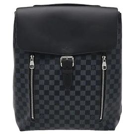 Louis Vuitton Un sofisticado estampado Damier Cobalt armoniza con adornos de piel lisa para crear una atmósfera urbana y moderna. Fabricado en un resistente material de lona revestida, posee una durabilidad resistente al uso diario
