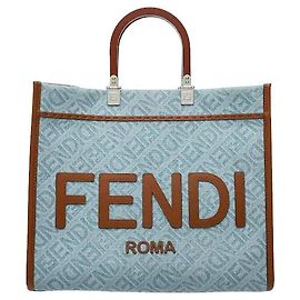 Un producto caracterizado por un tejido denim sensual y una silueta rectangular estructurada. Se han añadido el icónico estampado FF de la marca, el logotipo FENDI ROMA en la parte delantera y detalles de ribetes de cuero.