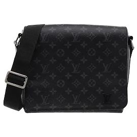 Louis Vuitton Ein Produkt, das sich durch Monogram Eclipse Canvas und eine schlichte Messenger-Bag-Silhouette auszeichnet. Schwarze Lederbesätze und ein Flap-Design ergänzen ein Monogram-Muster in harmonischen Schwarz- und Grautönen