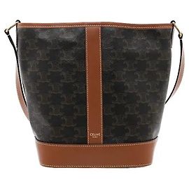 Céline L'iconica tela Triomphe si armonizza con le rifiniture in pelle di vitello per offrire un'atmosfera classica ma sofisticata. Realizzato in materiale di tela rivestita, ha una durata resistente alle macchie e
