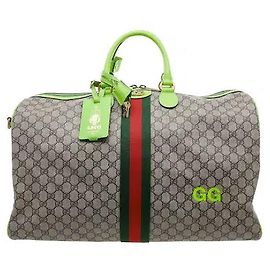 Gucci Classic GG Supreme canvas harmonizes with web stripe and double G hardware to deliver a sophisticated travel sensibility. A sturdy canvas material resistant to stains and friction harmonizes with