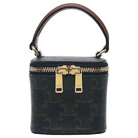 Céline Ein Produkt, das sich durch das ikonische Triomphe-Muster der Marke und eine kleine, kastenförmige Silhouette auszeichnet. Kalbslederbesatz und goldfarbene Hardware ergänzen das klassische Triomphe-Canvas für einen Vintage-Look