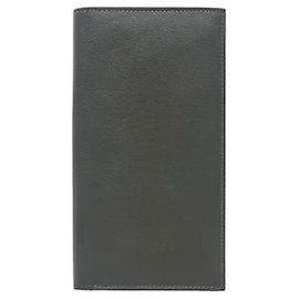 Hermès Il tocco liscio della morbida pelle di vitello Swift si armonizza con una luminosa fodera in twill di seta che decora l'interno per trasmettere un fascino sofisticato. In una forma di portafoglio lungo e sottile, offre un'eccellente