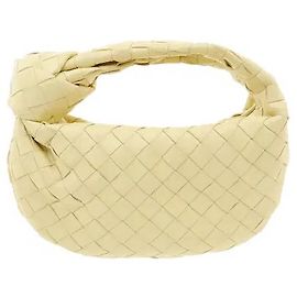 Bottega Veneta Das weiche, flexible Material sorgt für eine luxuriöse Textur und eine dreidimensionale Silhouette. Trotz der Mini-Größe ermöglicht die runde, geschwungene Struktur eine komfortable Aufbewahrung des täglichen Bedarfs, und das