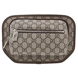 Un prodotto caratterizzato dall'iconico motivo GG del brand e da una silhouette compatta. Raffinate rifiniture in pelle e dettagli della chiusura a zip sono aggiunti a un corpo con il classico motivo GG di Gucci.