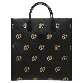 Gucci Una intensa grafica a tigre è aggiunta al classico canvas GG Supreme per donare un'atmosfera sensuale ma sofisticata. Realizzato in robusto materiale canvas rivestito, è resistente alle macchie e ai graffi quotidiani.