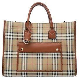 Um produto caracterizado por material de lona clássica e uma silhueta retangular estruturada. Acabamentos em couro de cores contrastantes e um detalhe de patch com o logótipo Burberry na frente são adicionados a uma estrutura robusta