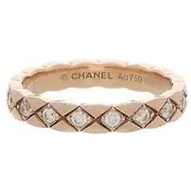 In beigem Gold gefasste Diamanten, die das ikonische Steppmuster von Chanel in zarten Kurven umsetzen, harmonieren zu einem luxuriösen Glanz. Eine schlanke, anspruchsvolle Mini-Silhouette ist für beides optimiert