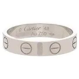 Der kleine Ring aus der ikonischen Love-Kollektion von Cartier interpretiert das charakteristische Schraubenmotiv auf moderne, schmale Weise neu – ein Modell, das durch seine zarte Raffinesse besticht. Der klare, reine Glanz