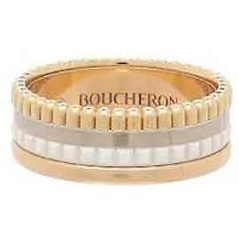 Boucheron Tres tonos de oro y una correa de cerámica blanca se combinan armoniosamente para ofrecer un aire moderno y puro. El material cerámico resistente a los arañazos mantiene una durabilidad estable incluso en la vida cotidiana.