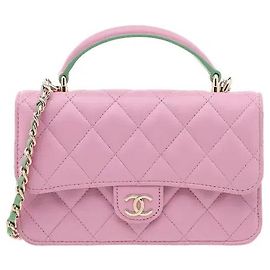 Chanel Une poignée supérieure robuste s'harmonise avec une bandoulière en chaîne classique pour compléter une silhouette élégante, et le cuir matelassé délicat ajoute un volume luxueux. Le style tote utilisant la poignée supérieure apporte de la dignité à