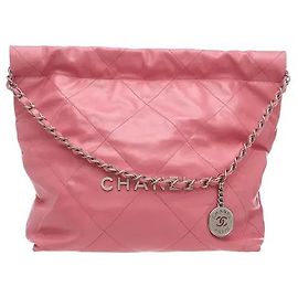 Una borsa a tracolla rappresentativa che esprime la sensibilità moderna di Chanel, realizzata in materiale di pelle morbida e flessibile, la cui silhouette naturale conferisce un'atmosfera sofisticata. La pelle's