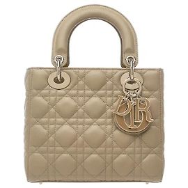 El material de cuero suave y lujoso armoniza con el acolchado Cannage tridimensional para completar la silueta elegante de Christian Dior, y los adornos de amuletos emblemáticos añaden un toque sofisticado. Puede