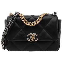 La caratteristica trapuntatura a grandi diamanti si armonizza con il materiale morbido per completare l'estetica moderna ma classica di Chanel. Offre un generoso spazio di archiviazione e una tasca con zip per separare gli oggetti è