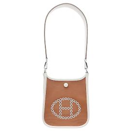 Hermès L'Evelyne 16, caratterizzata dall'iconico dettaglio traforato del logo H di Hermes, utilizza una pelle distintamente flessibile ma robusta per garantire leggerezza e un'eccezionale durata. La silhouette minimalista è