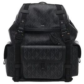 Dior El canvas de diamante emblemático con gráficos geométricos armoniza con el cuero de becerro liso para crear un ambiente moderno pero sofisticado. Fabricado con un material de canvas recubierto resistente, es altamente