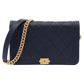 Chanel La linea lineare della struttura Boy si armonizza con l'iconico ornamento della chiusura e, realizzata in pelle Caviar robusta, è resistente ai graffi e all'abrasione, mantenendo una forma definita nel tempo. Utilizzando il