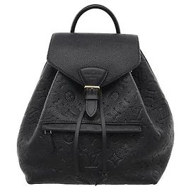 Louis Vuitton Confeccionado em couro Monogram Empreinte macio e luxuoso, este modelo oferece uma durabilidade excecional e um toque tridimensional subtil. Os fechos de cordão e fivela protegem os pertences de forma estável, e o
