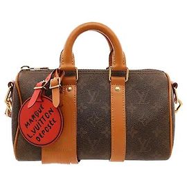 Louis Vuitton Una tela Monogram Dust dall'estetica vintage si armonizza con robusti profili in pelle per completare un look sofisticato. Realizzato in materiale di tela spalmata altamente resistente, è resistente all'usura quotidiana,