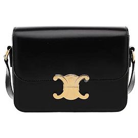 Céline Un corps en veau brillant au lustre lisse et subtil s'harmonise avec le fermoir métallique Triomphe à l'avant, véhiculant l'ambiance luxueuse et classique signature de la maison. Le design épuré et sans ornements