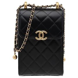 Chanel Ein Produkt, das sich durch das ikonische Steppmuster der Marke und eine kompakte rechteckige Silhouette auszeichnet. Ein klassischer Lederkörper mit CC-Logo-Ornament und einem mit Leder durchwebten Kettenriemen bringt zur Geltung