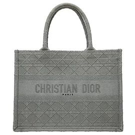 Un prodotto caratterizzato dall'iconico motivo Cannage del brand e da una silhouette rettangolare strutturata. Un sofisticato motivo Cannage e il logo CHRISTIAN DIOR sul davanti sono aggiunti a un tono calmo
