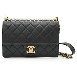 Chanel Bolso pequeño de solapa Chic Pearls en piel de cordero acolchada
