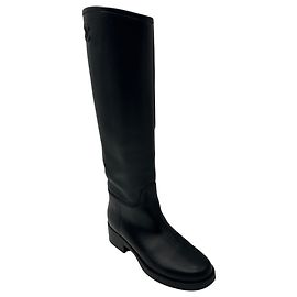 Bottes cavalières hautes en cuir de veau matelassé noir avec logo CC embossé Chanel 2022