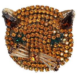 Gucci Broche de cabeza de gato de cristal dorado