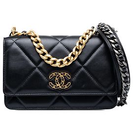 Chanel 19 Wallet on Chain in pelle d'agnello matelassé nera