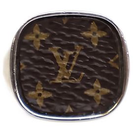 Anello signet Louis Vuitton Monogram Lock in ottone argentato
