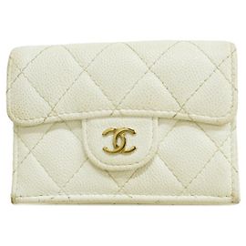 Cartera tri-fold Chanel en piel de becerro granulada blanca
