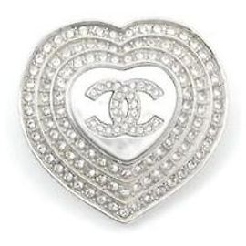 Broche Chanel Triple Halo Heart con logotipo CC y pedrería
