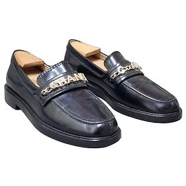 Mocassini Chanel in pelle nera con dettaglio catena dorata