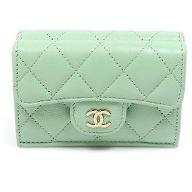 Chanel Portafoglio Small Classic in Caviar Verde Chiaro con Logo CC
