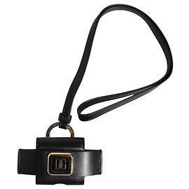 Dolce & Gabbana Custodia Airpods in pelle nera con placca logo in metallo dorato