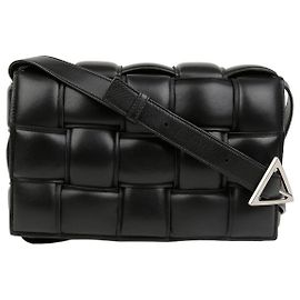 Bottega Veneta Gepolsterte Cassette Crossbody-Tasche aus Intrecciato-Leder Schwarz