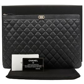 Chanel Clutch Boy Large in pelle Caviar Nera con dettagli dorati