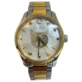 Gucci Timeless Cat Damenarmbanduhr aus Metall mit Perlmutt-Zifferblatt