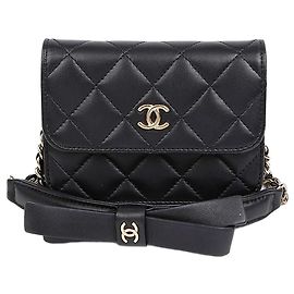 Chanel Tarjetero crossbody mini de piel de cordero con logotipo CC y decoración de cinta Negro Oro