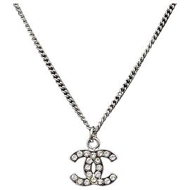 Chanel Halskette mit kubischem Anhänger und Logo