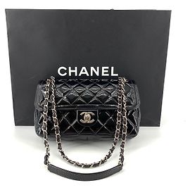 Chanel Bolsa Tiracolo Clássica com Aba em Verniz